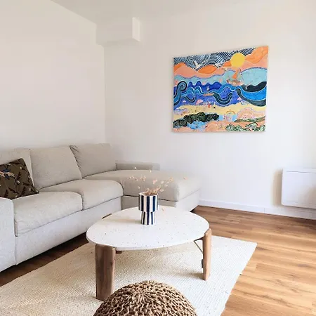 Charming House By The Sea - 2 Bedrooms - 5 People بيت للعطل